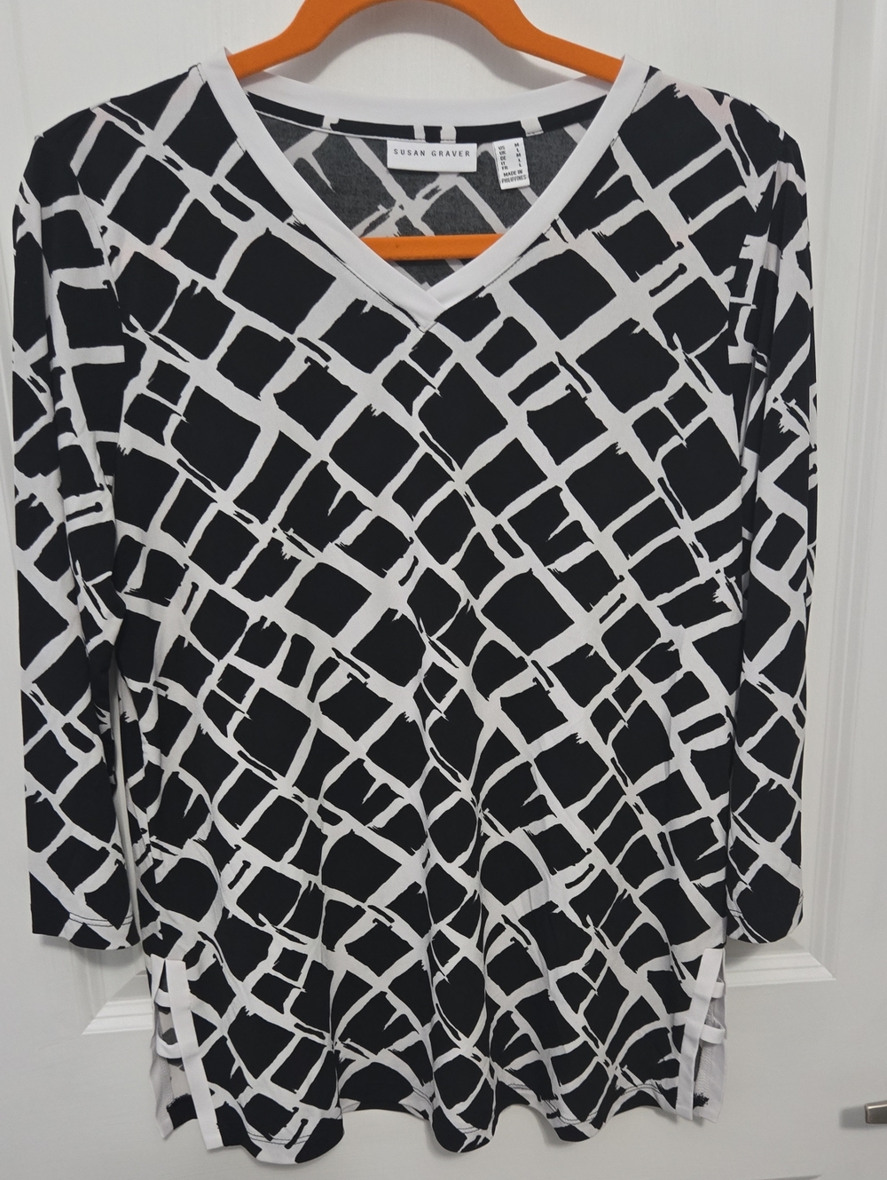 Susan Graver Black & White V-Neck Geometric Top Size M